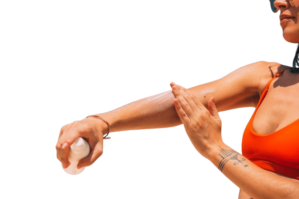 femme qui s'étale de la crème solaire