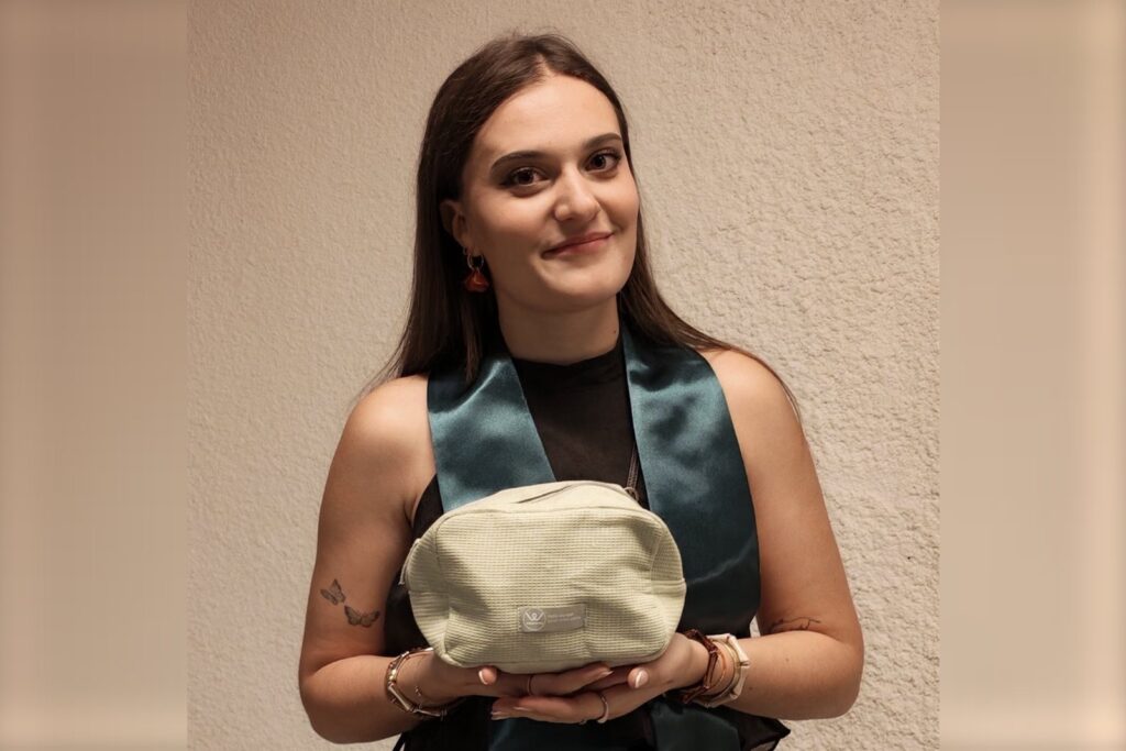 Une nouvelle diplômée en pharmacie avec sa trousse Wellpharma