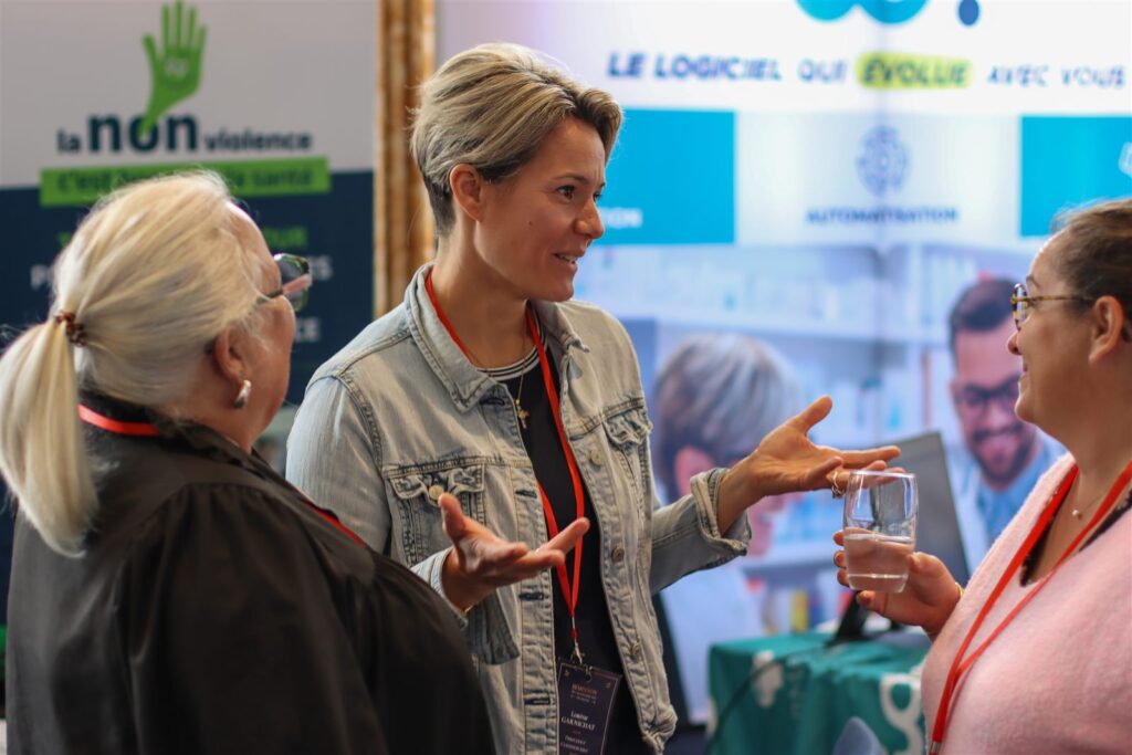 Échanges sur un stand partenaire au Seminnov 2026