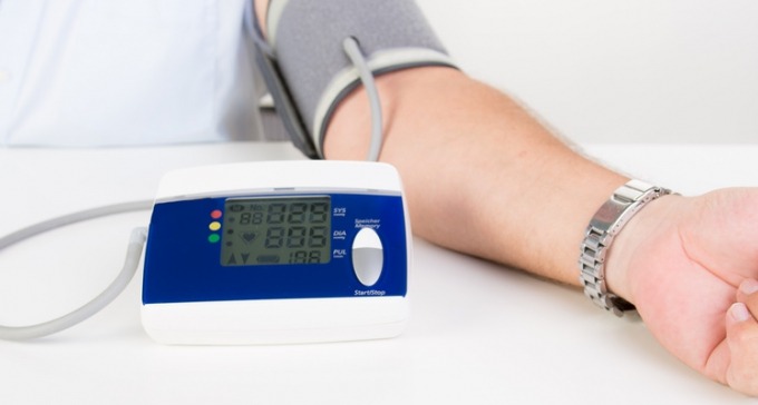 Hypertension artérielle : comment choisir son tensiomètre ? - Top Santé
